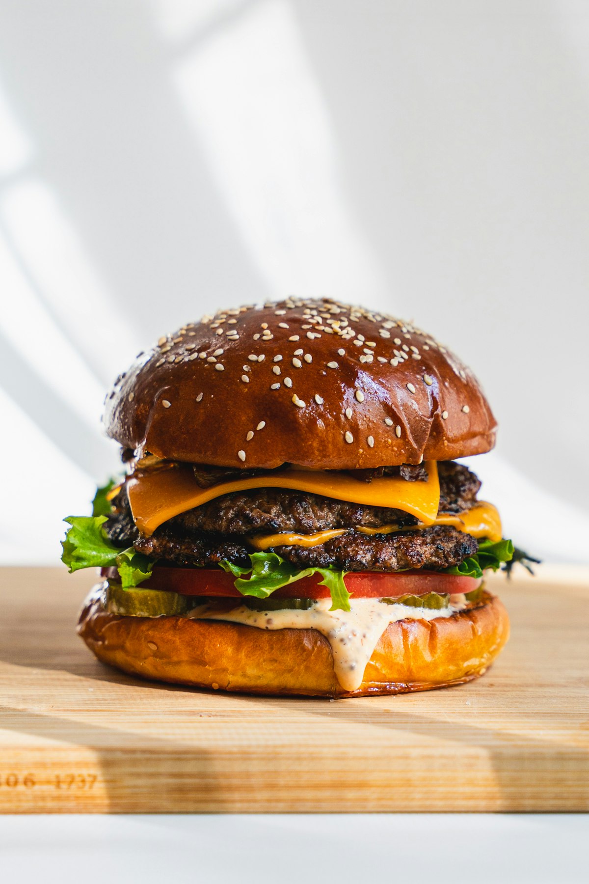 クラシックチーズバーガー、とろけるチーズと野菜のシンプルな一品